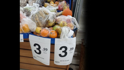 Çürük meyve ve sebzeleri bakın ne diye satıyorlar! Ağla Türkiye ağla...