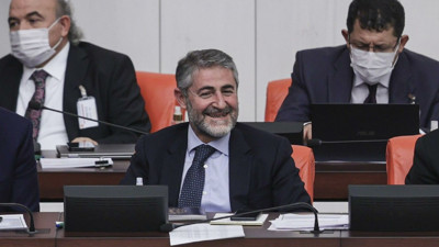 Bakan Nebati kendisiyle dalga geçilen karikatürü cebinde taşıyor