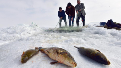 Nazik Gölü’nde Eskimo usulü balık avı