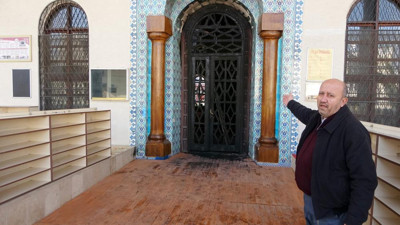 Tarihi caminin kapısı yakıldı