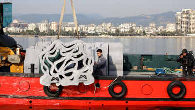 Mersin'de 14 yapay resif denize indirildi