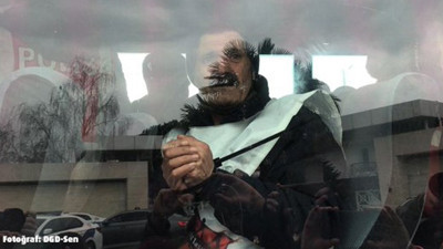 İşten çıkarılan Migros işçileri patronlarının evinin önüne gitti. Kelepçelenerek gözaltına alındı