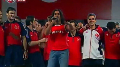 Futbolculuk dönemi yaptıklarını unutan Alpay Özalan Tarkan'ı trollükle suçladı