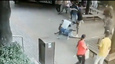 Sokak ortasında kadına saldıran magandaya çevredeki insanlar dünyanın kaç bucak olduğunu gösterdi