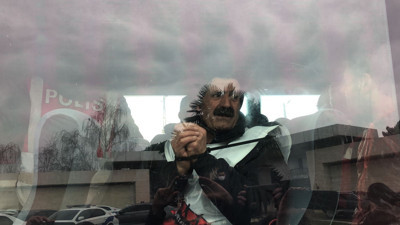 Sadece yaşamak için. Sadece aileleri için zam istiyorlar. Plastik kelepçeye vuruldular. Ağlayarak gözaltına alındılar