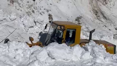 Esendere’de düşen çığ yol kapattı