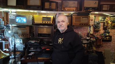 Tarihe tanıklık eden gramafon ve radyoları ilk günkü haline getiriyor