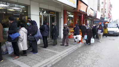 Artan yoksulluk askıda ekmek kuyruklarını uzattı ''İşim olsa gelip buradan ekmek almam''