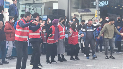 Fıkra gibi ülkeyiz! Kan almaya gelen Kızılay ekibi horon tepti…