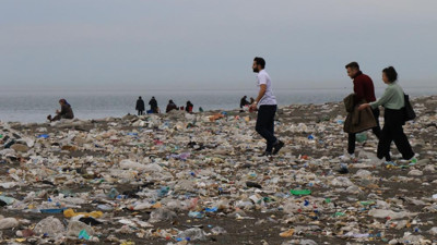 Çevre felaketinin ortasında piknik yaptılar