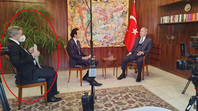 Sosyal medya Milli Savunma Bakanı Hulusi Akar'ın Almanya'da çekilen bu fotoğrafını konuşuyor