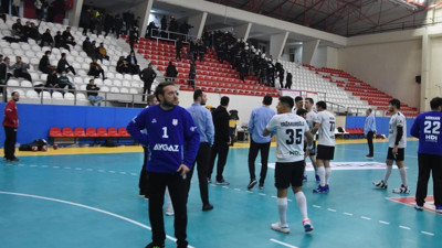 Büyük olaylar çıktı: Bir saat duran maçı Beşiktaş kazandı