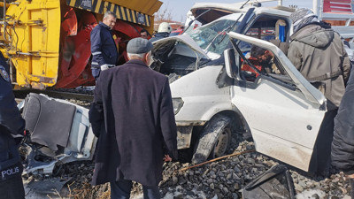 Tren, hemzemin geçitte kamyonete çarptı: 4 yaralı