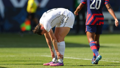 35 dakikada kendi kalesine 3 gol attı. Ağlayarak oyundan çıktı. Yeni Zelandalı futbolcu Meikayla Moore tarihe geçti