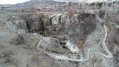 Türkiye'de bu da oldu... Ülkenin en ünlü şelalesinin suyunu kestiler