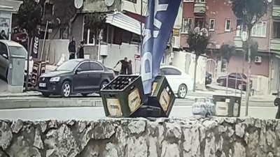 Polis karakolu önünde mermiler havada uçuştu