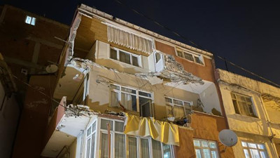 Bir binadaki iki balkon çöktü