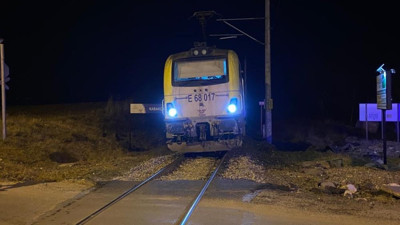 Kamyonet yük treniyle çarpıştı