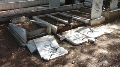 Uşak'ta mezarlığa çirkin saldırı