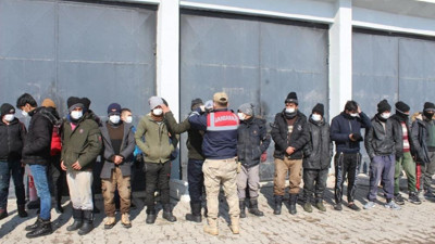 2 minibüsten çıkan göçmenler say say bitmedi