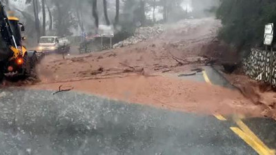 Marmaris'te sağanak yağış hayatı felç etti