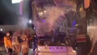 Bursa'da yolcu otobüsü tıra çarptı: Çok sayıda yaralı var