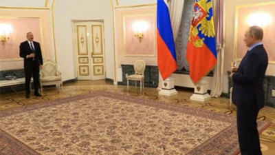 Putin ve Aliyev Müttefik İşbirliği Bildirgesi'ni imzaladı. İki lider şampanya içerek kutladı
