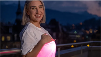 Gögüs silikonlarına pembe led ışığı taktırdı! Teknoloji nereye gidiyor?
