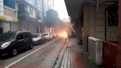 Seyir halindeki otomobil alev topuna döndü! Can havliyle dışarı atladılar...