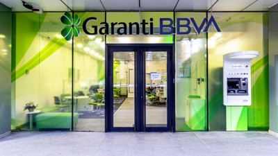Garanti Bankası'ndan çalışanların maaşlarına ikinci kez zam yaptı. Çalışanlar sevinç içinde kaldı
