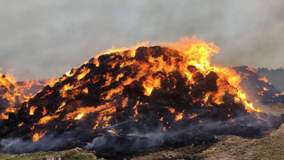 8 bin saman balyası alev alev yandı