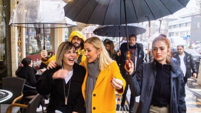 Kültür Bakanı'nın eşi Pervin Ersoy Türk polisine şemsiye tutturdu, çantasını taşıttı