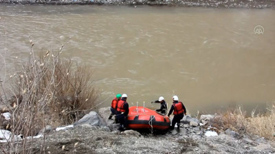 Hakkari'de ekipler elektrik hatlarını onarmak için botlarla Zap Nehri'ni geçiyor
