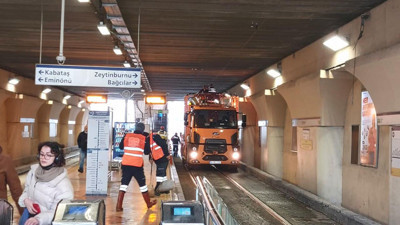Tramvay yoluna giren çekici enerji hatlarını kopardı