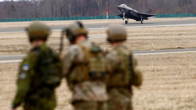 Son dakika... Silahlarla donatılmış F-35'ler Litvanya'ya iniş yaptı!