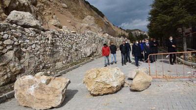 Dev kayalar mahallenin kabusu oldu! Her gece korku içinde yatıyorlar…