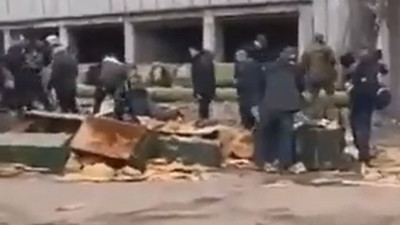 Kiev'de sivil halk silah kuşanıyor! Sandık sandık mühimmat geldi