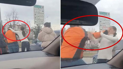 Motokurye ile kadın sürücünün tekmeli, yumruklu kavgası kamerada