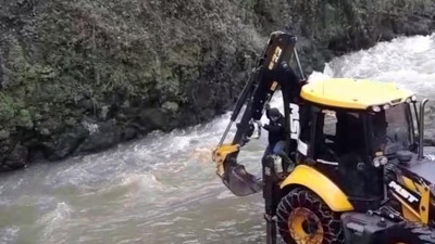 Kediyi ölümden kepçe darbesi kurtardı