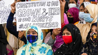 Hindistan okullarda başörtüsünü yasakladı