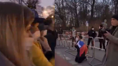 Putin'e çok ağır sözler! Bir Rus, Ukraynalılar önünde diz çöküp özür diledi