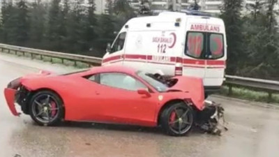 7 milyonluk aracını parçaladı