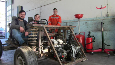 Hurda demirlerden otomobil yaptılar