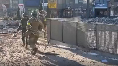 Kiev halkı Rusya'ya karşı askerleriyle birlikte savaşıyor