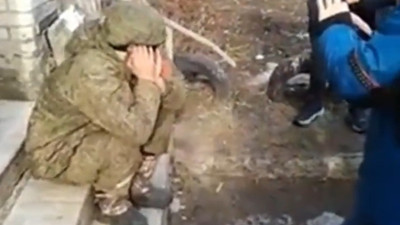 Sivil halk tarafından yakalanan istilacı Rus asker korkudan ağladı