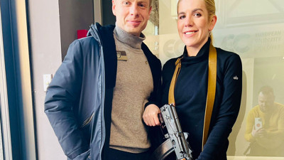 Dünya, Ukraynalı kadın milletvekili Kira Rudik'in silahlı paylaşımını konuşuyor