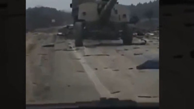 Bayraktar SİHA’ları Rus konvoyu böyle yerle bir etti. Ukrayna Genelkurmayı görüntüleri yayınladı