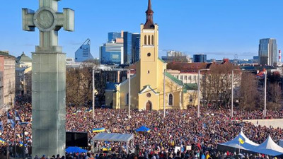 Estonya tarihindeki en büyük gösteri Ukrayna’ya destek yürüyüşüne binlerce kişi akın etti