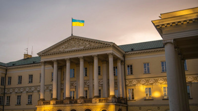 Varşova'da devlet binalarına Ukrayna bayrağının renkleri yansıtıldı