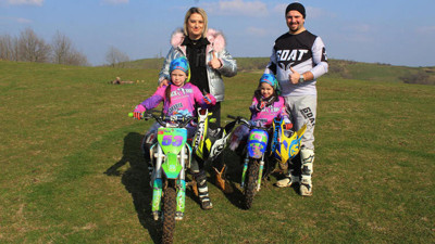 Motosiklet tutkuları küçük kızlarına da geçti, yarışlara hazırlanıyorlar